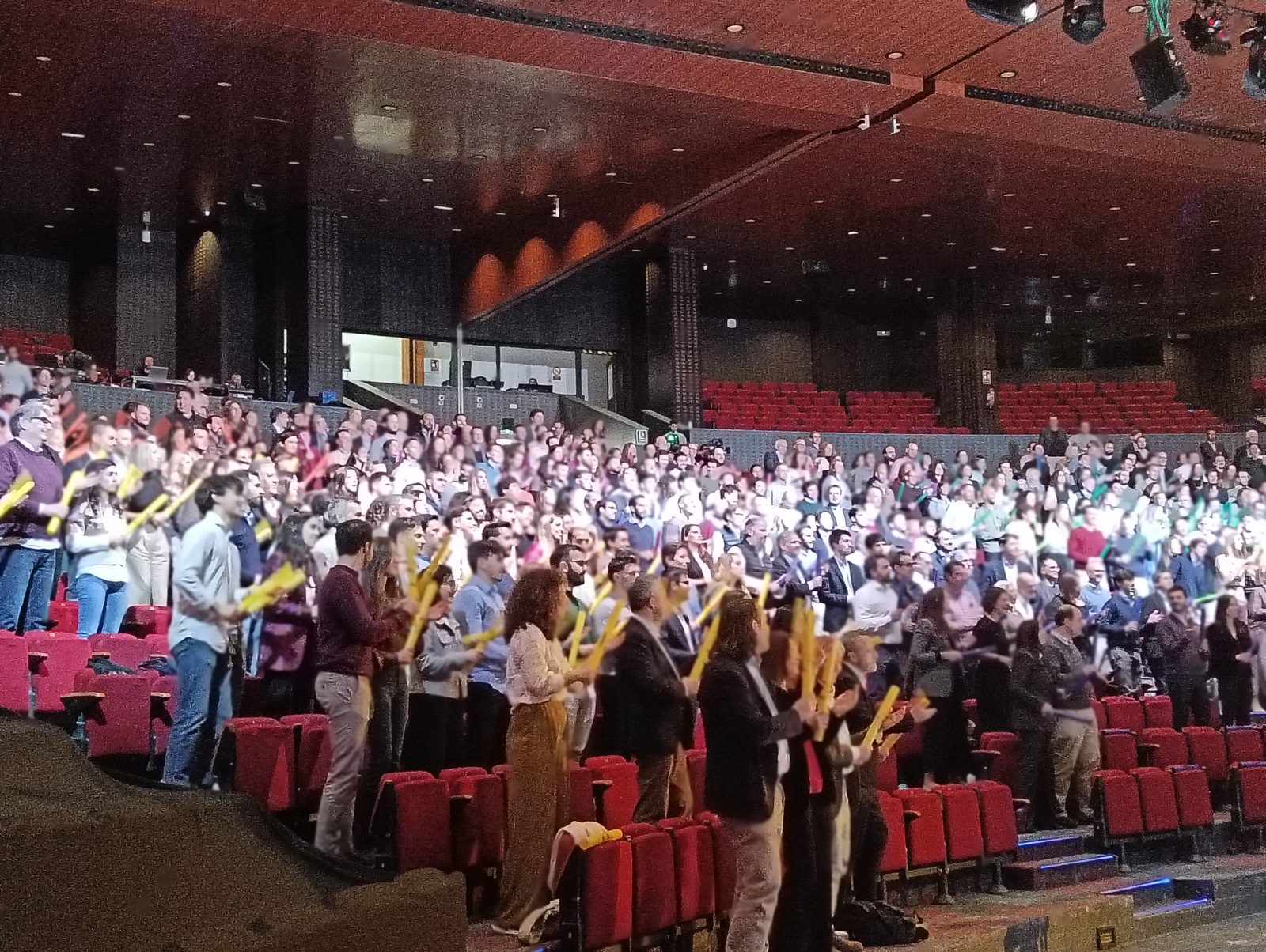 Evento de team building musical con 700 personas tocando tubos sonoros en auditorio